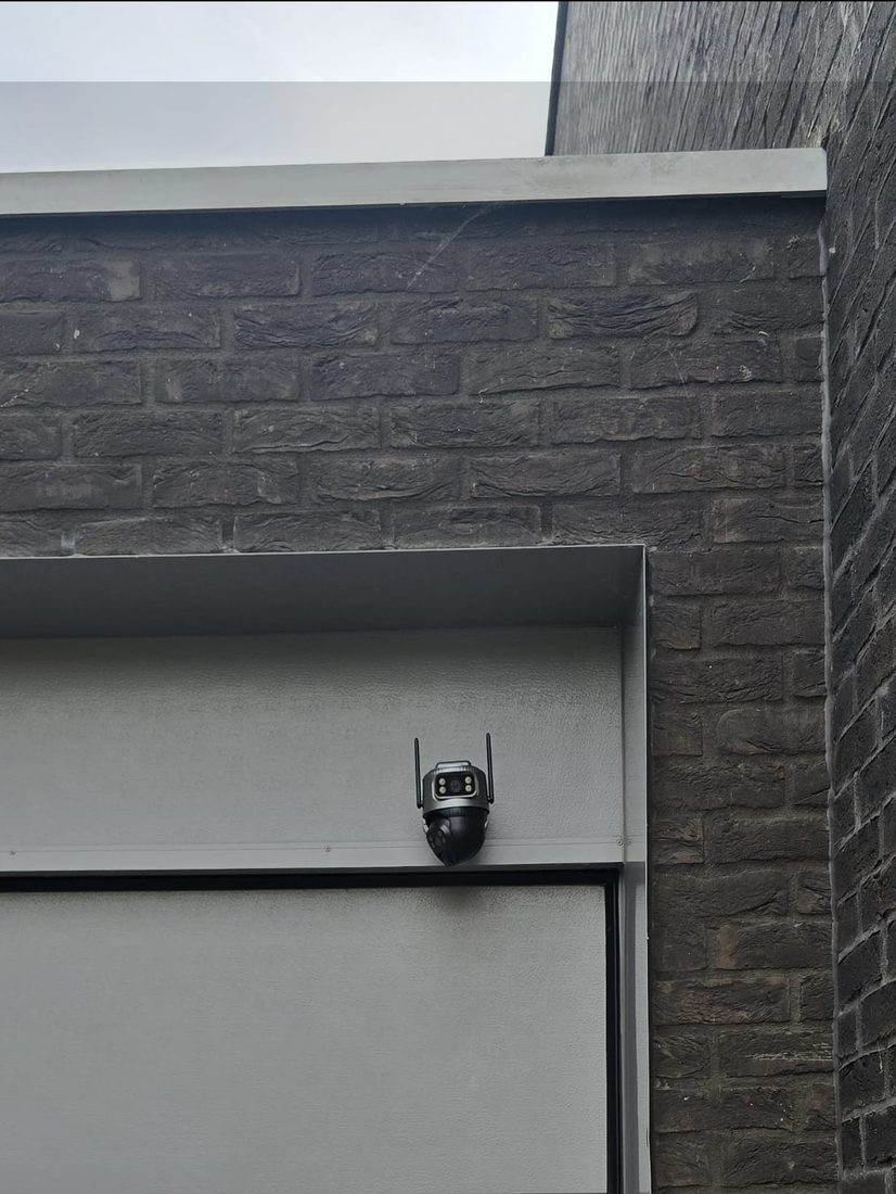 Beveiligingscamera geplaatst boven een garagepoort